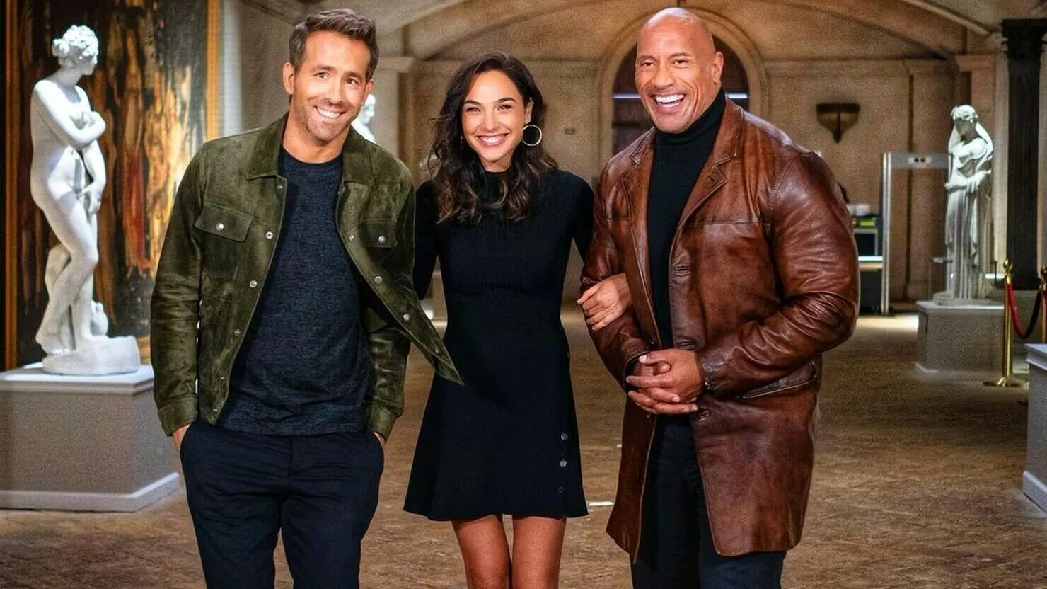 Скала и рейнольдс. Дуэйн джонсон и райан рейнольдс. Райан рейнольдс и скала. Дуэйн джонсон фильмы 2021 красное уведомление. Red notice фильм 2021.