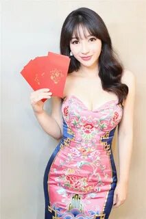 121. 柳 岩"舞 娘+拜 年"高 清 写 真.深 V 抢 镜 俏 皮 比 心. 