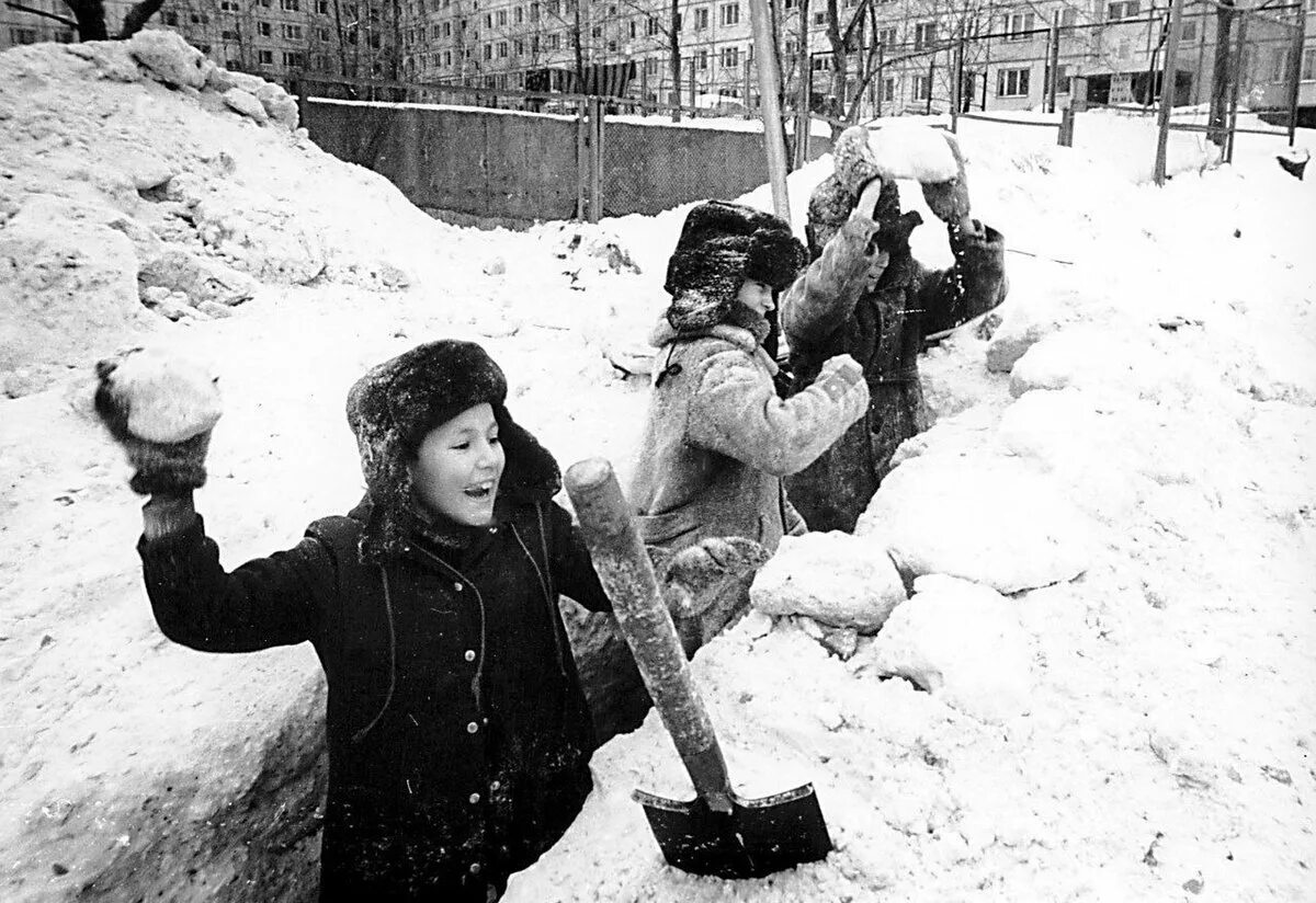 Уличная детвора проводившая все время. Счастливое советское детство. Дети СССР зима. Советское детство зимой. Советские дети зимой на улице.