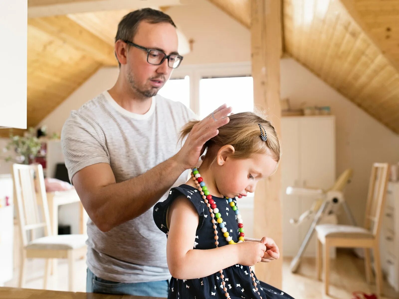 Отец и дочь домашнее. Отец дочь по всему дому. Young working father having fun with his small daughter at Home.. Папа дочку дома русское