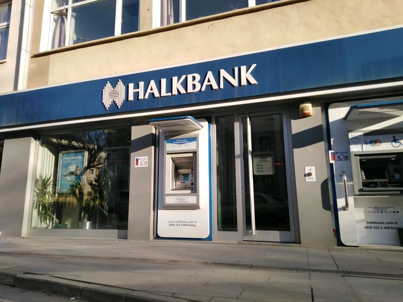 Халк банк вход. Halkbank. Halkbank банк. Халкбанк Турция. Халк банк Банкомат.