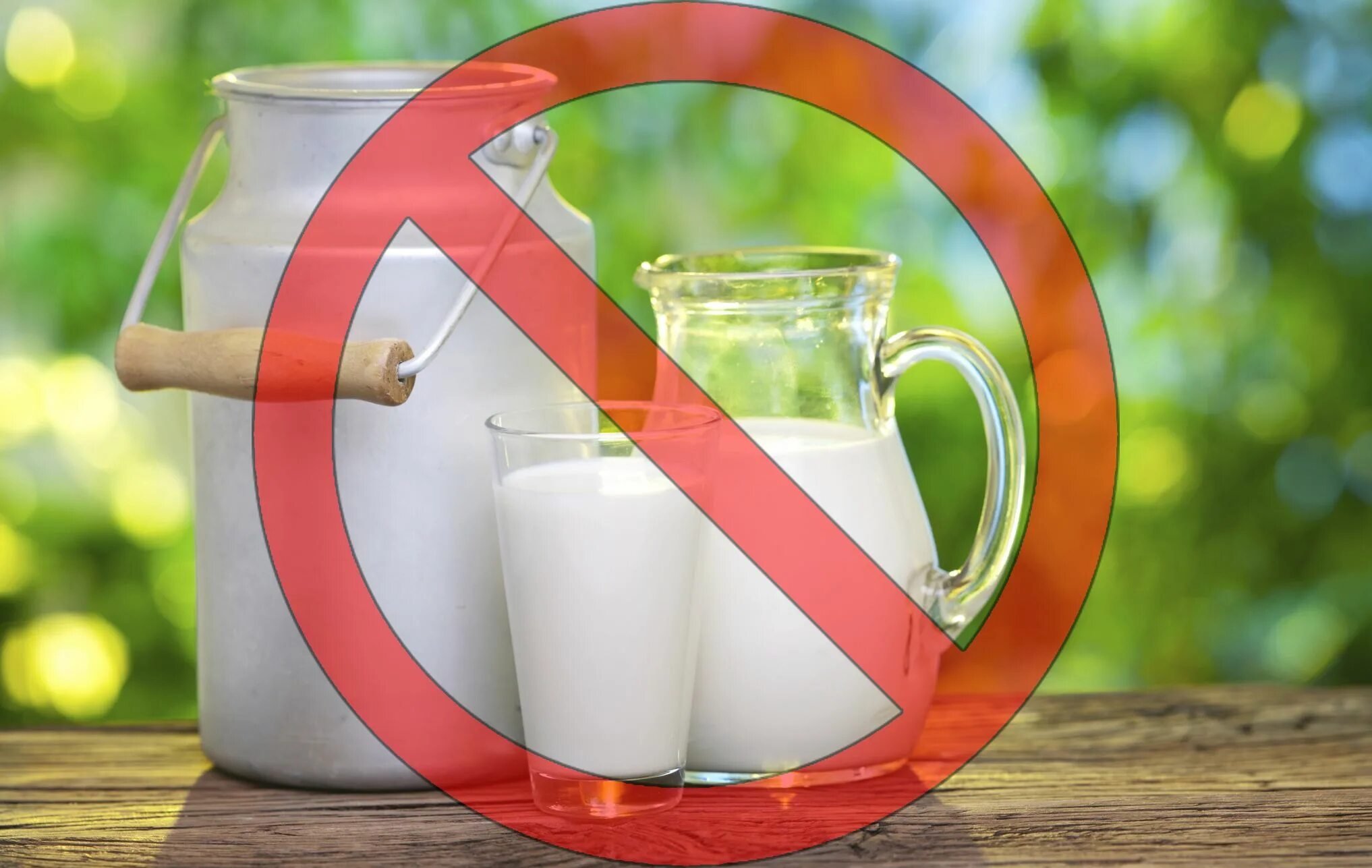 Запрет на молочные продукты. Молоко. Перечеркнутые молочные продукты. Молоко запрещено.