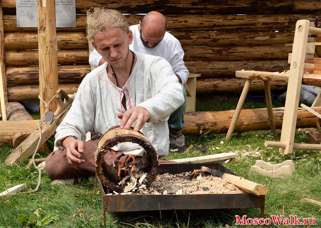 древнеславянское жилище николай фомин иллюстрации. сергиев посад промыслы народные промыслы. ремесла предков. русь ремесленники 13 век. ткачиха на руси.
