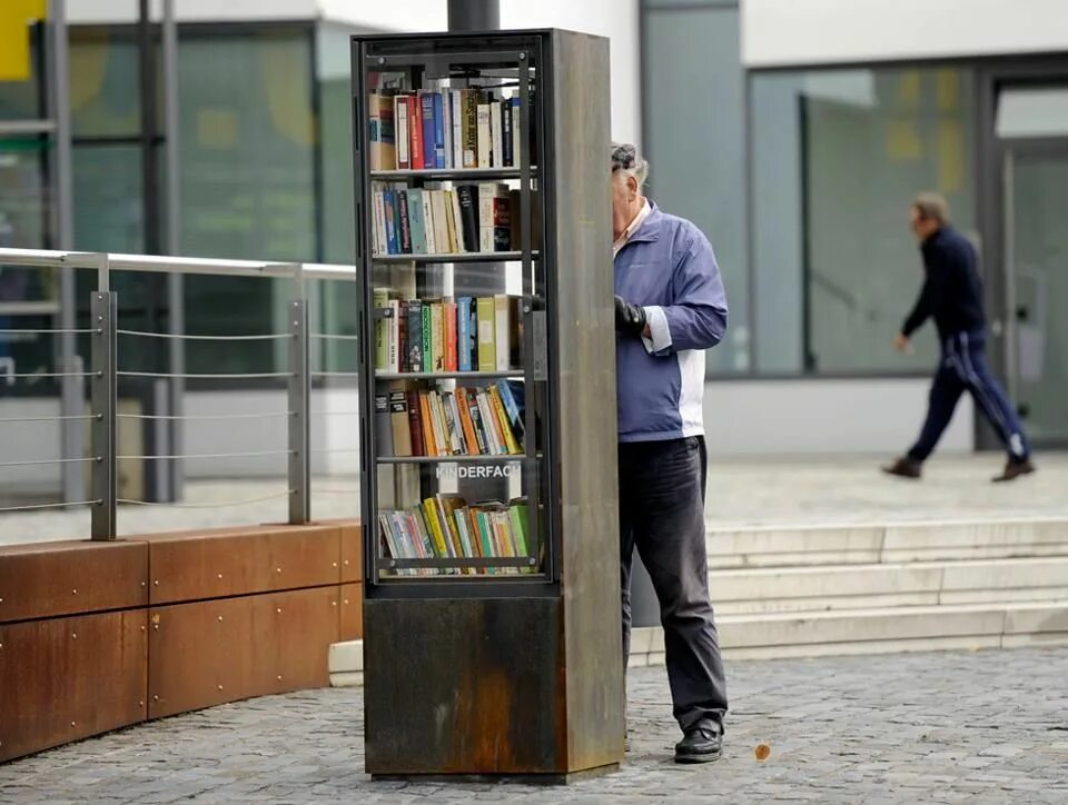 Уличный книжный шкаф. Уличная библиотека. Общественный книжный шкаф. Стеллаж для буккроссинга.