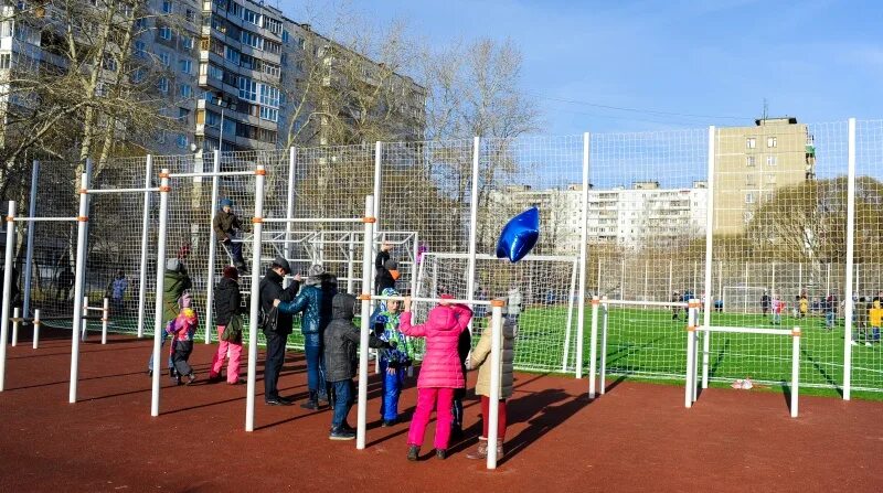 Спортивная школа пермь. Стадион 7 гимназии Пермь. Гимназия 31 Пермь. Пермь парковый 44 школа стадион. Пермская набережная спортплощадка.