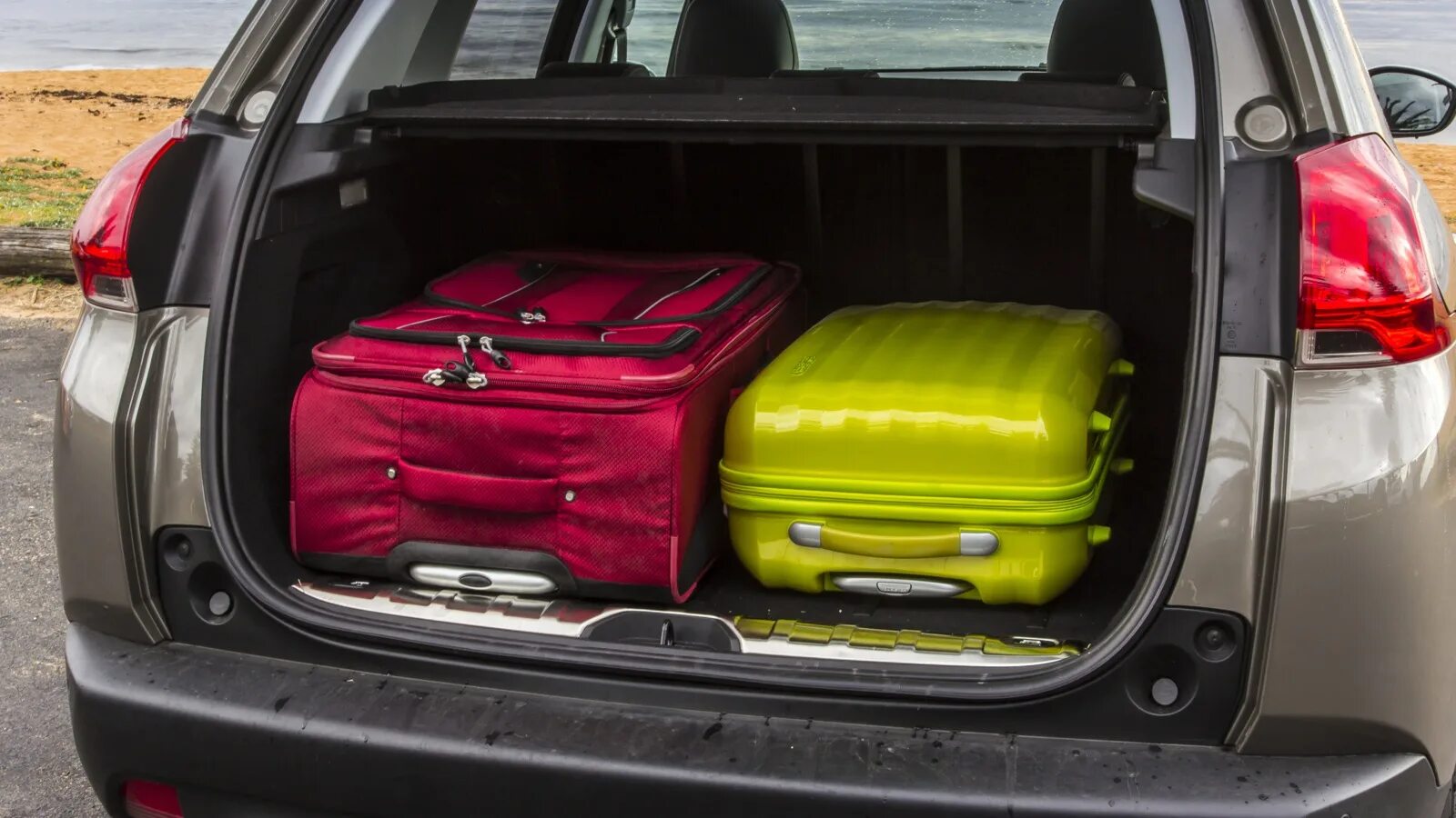 Сколько влезло в машину. Peugeot 2008 багажник. Peugeot 108 багажник. Peugeot 2008 Luggage. Fiat 500 2022 багажник.