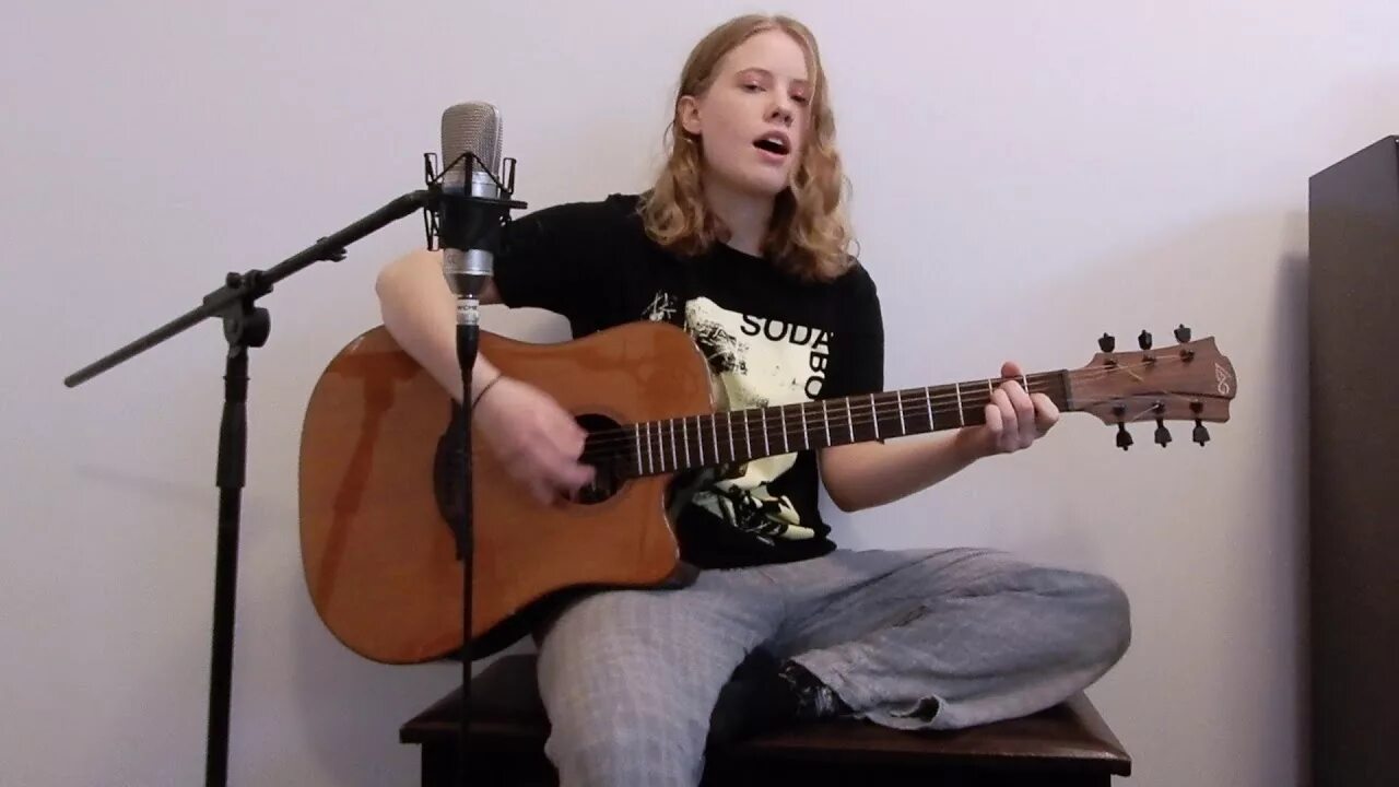 1. Jane play the guitar. Девушка играет на электрогитаре. Jane play the guitar. Woman playing guitar.