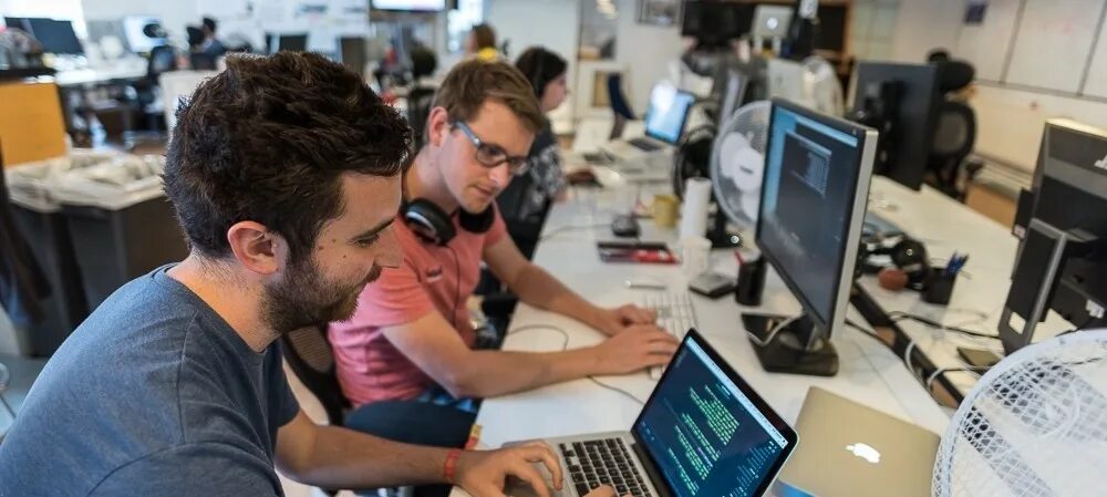 Software developer это. Ios разработчик. мода для ит специалистов. ит специалист. developer team.