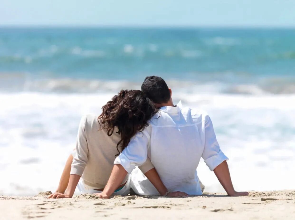 Мечты жить с любимым. Счастливая пара. Любовь отношения. Мужчина и женщина на море. Пара на берегу моря.