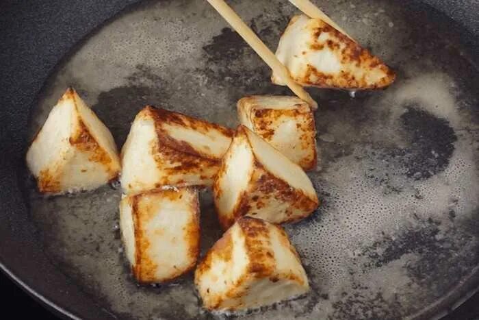 Как вкусно пожарить сыр на сковороде. Жареный сулугуни на сковороде. сыр на сковороде. сыр на сковородке жареный. жареный сулугуни на гриле.