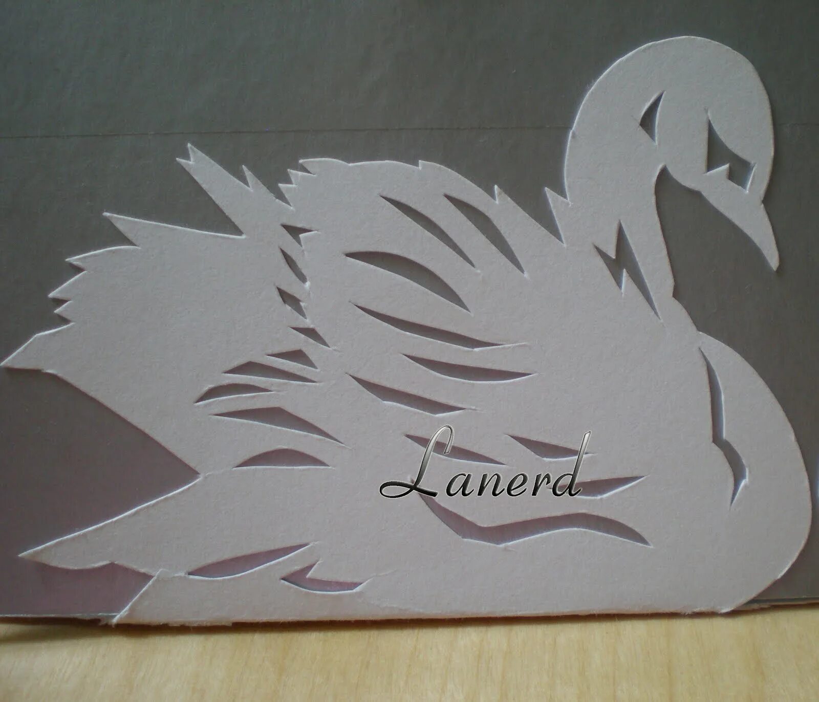 Шаблон лебедя из бумаги. Вытынанки лебеди. Лебеди вытынанки из бумаги. Шаблон лебедя. Вытынанка голубь.