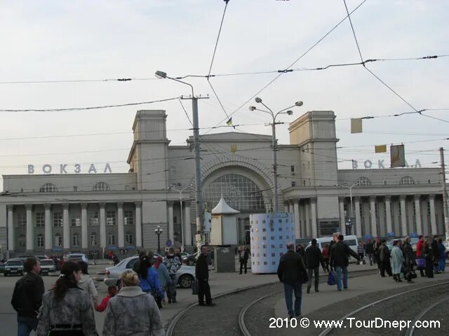 Вокзал днепропетровск. ЖД вокзал Днепропетровск. Вокзал Днепропетровск зустрич. Железнодорожный вокзал Днепропетровск-Южный. Днепропетровск вокзал фото.