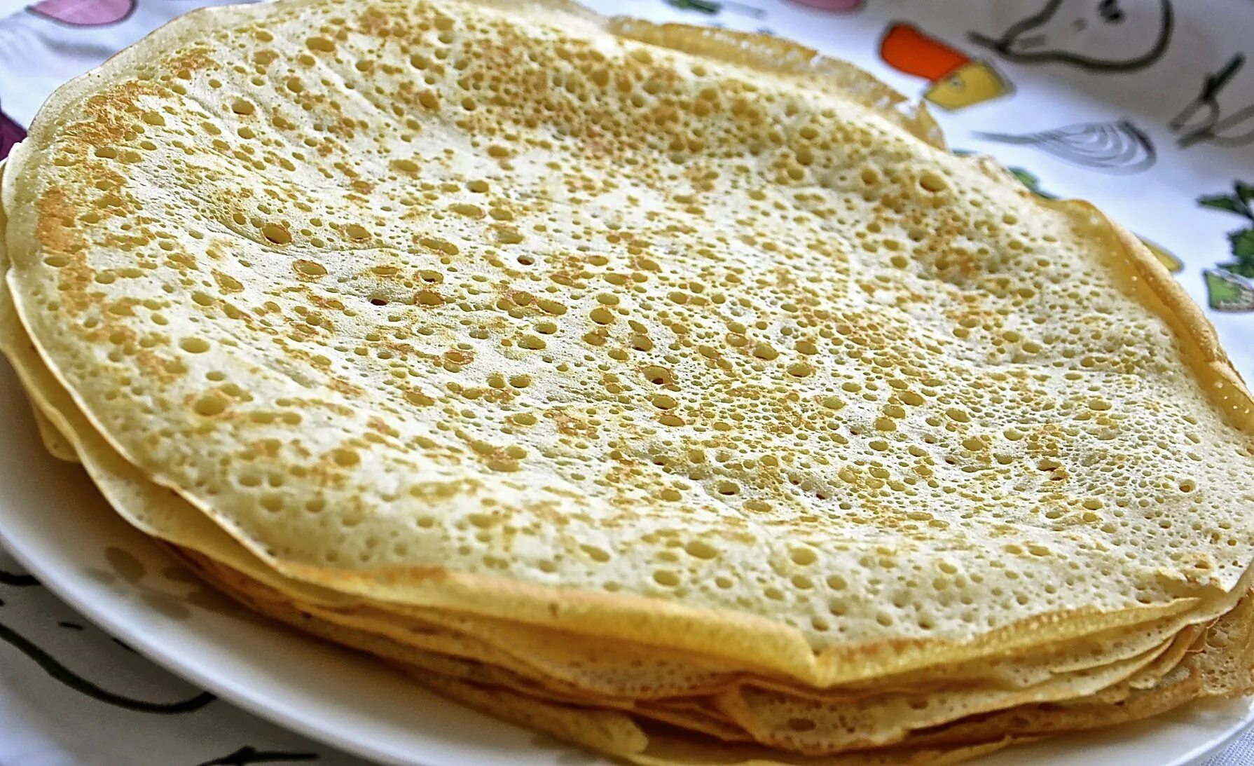 Самые вкусные блины на молоке с дырочками. Самые простые блины на молоке и яиц. Тесто для блинчиков на воде. Блины на молоке. Самые простые блины на молоке и яиц.