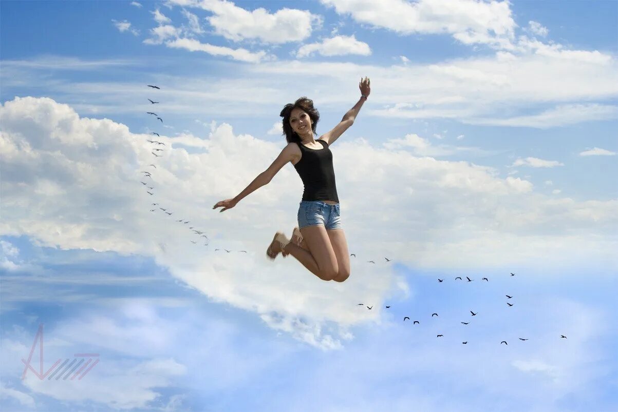 Девушка летает. Девушка в прыжке. Девочка летает. Девушка и небо.
