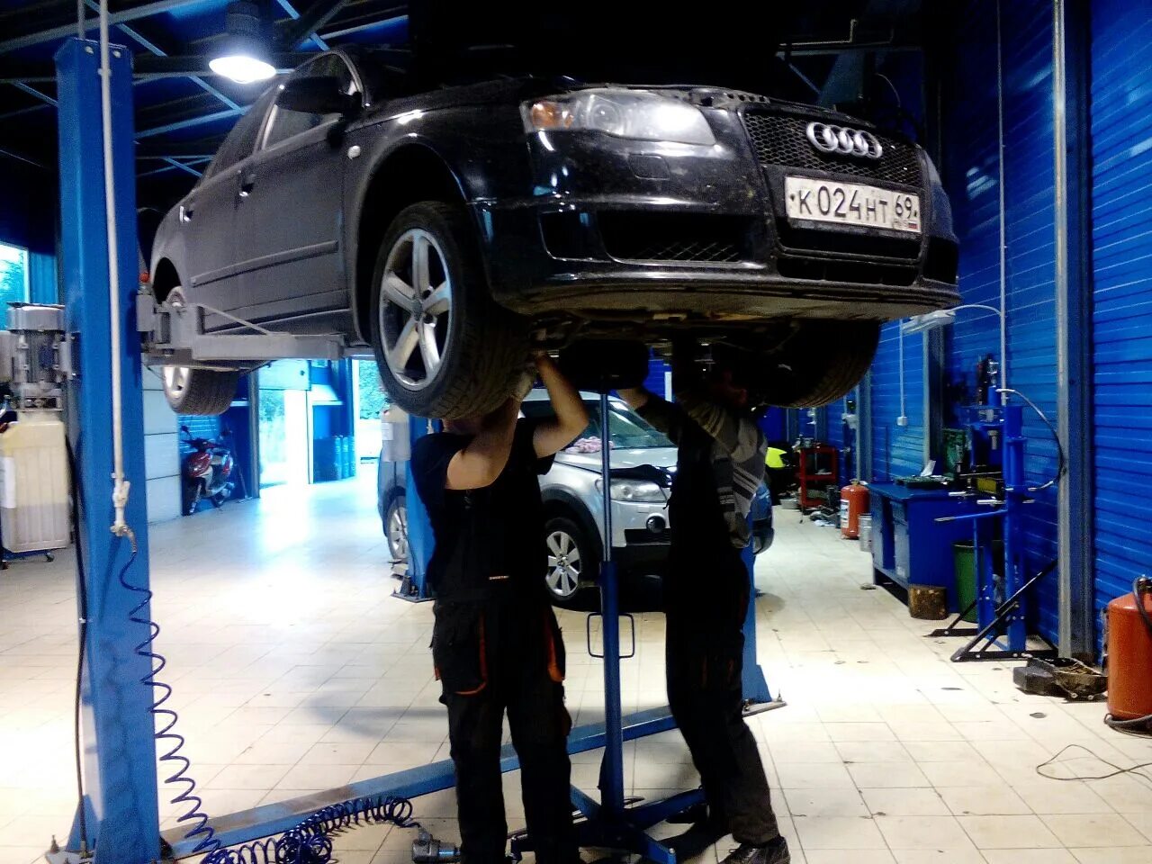Ремонт audi. Пружин audi q5. Автосервис audi. Ауди на подъемнике. Ремонт ауди а4.