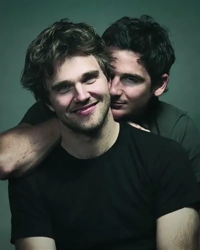 Друзья парни. We love guys. Franky cammarata. Guy in love. Спортивные парни обнимаются.
