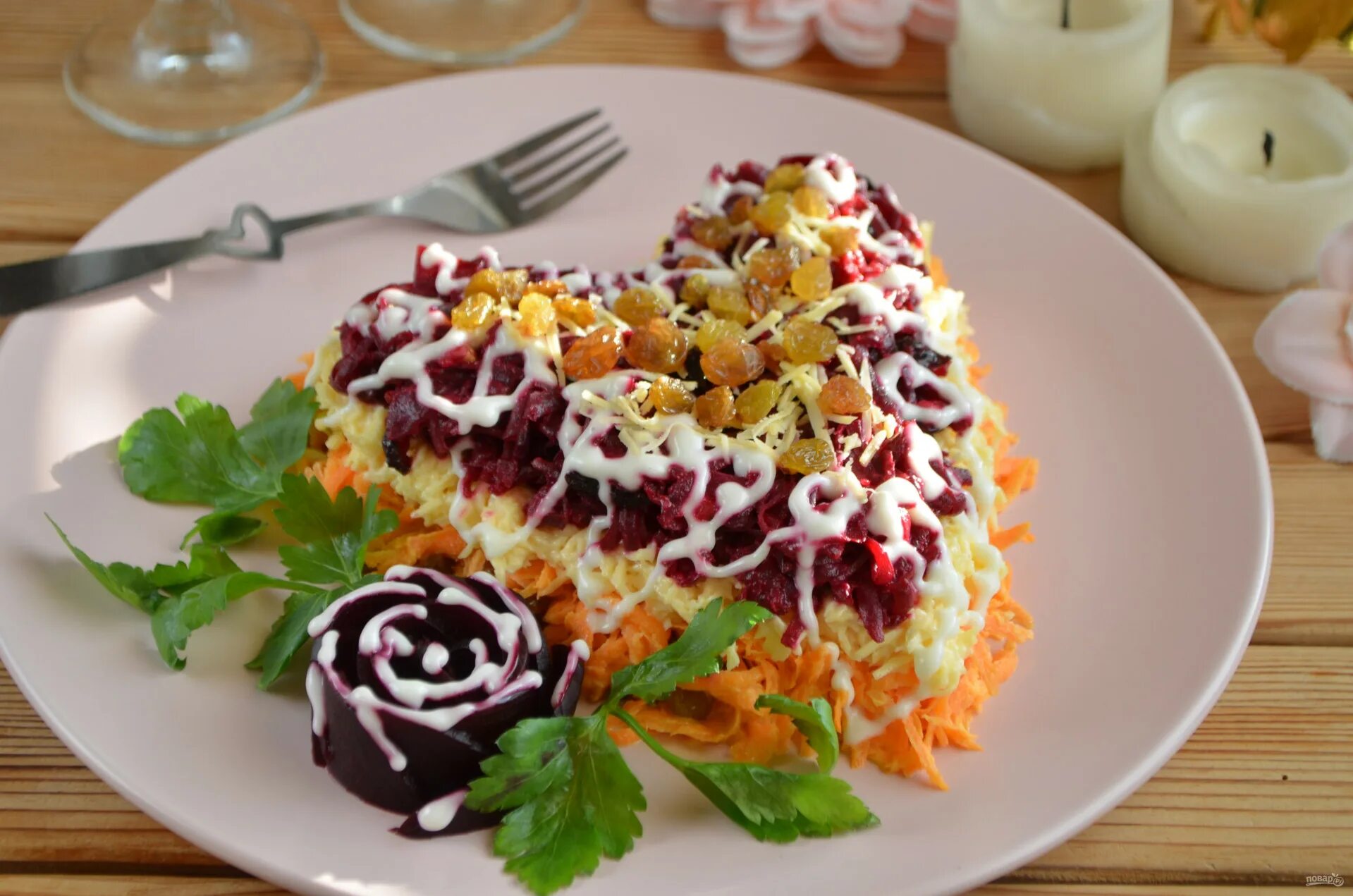 Салат лисья нора. Салат с запеченной свеклой и индейкой. Вкусные слоёные салаты со свеклой. Салат французский со свеклой и изюмом. Салат свекла с изюмом и морковью.