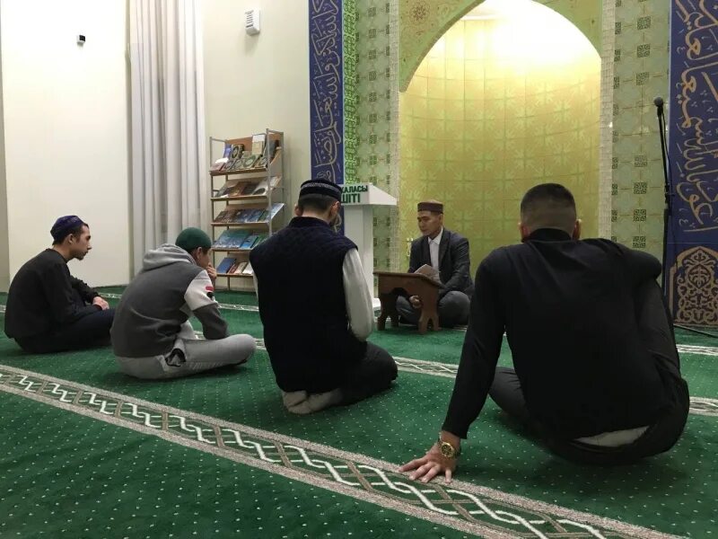 Мусульмане в мечети. Пожертвования на мечеть. Намаз в мечети. Работа в мечети. Мусульмане в мечети.