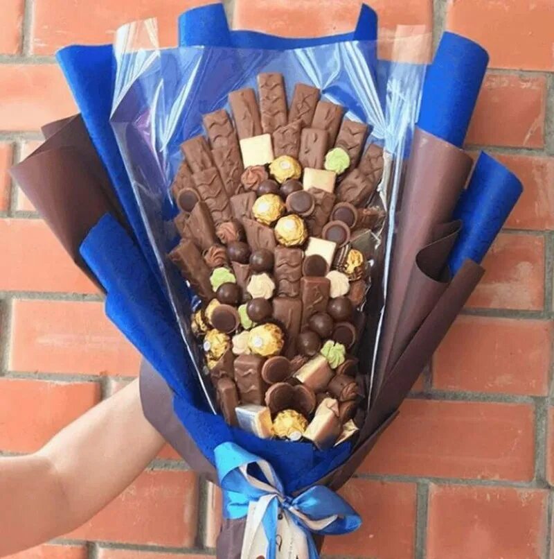Букет с шоколадками. Букет из шоколадных конфет. Шоколадные розы. Как делают букеты из шоколада. Букет с шоколадными цветами.