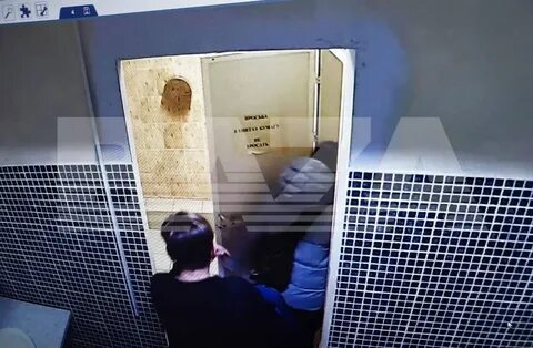 В кабинке туалета видео