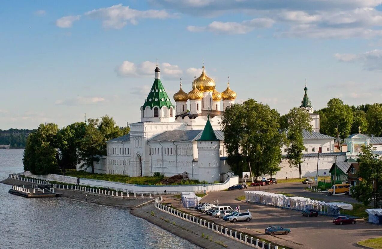 Кострома фото города достопримечательности. Свято-Троицкий Ипатьевский монастырь. Костромская область Ипатьевский монастырь. Город золотого кольца Кострома Ипатьевский монастырь. Кострома достопримечательности Ипатьевский монастырь.