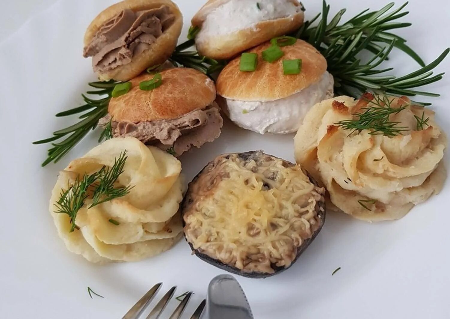 профитроли на стол. профитроли с заварным. профитроли на стол. профитроли несладкие. профитроли на стол.