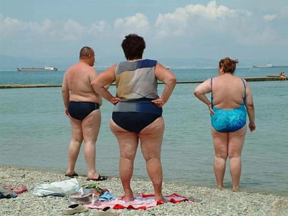 Полные люди на пляже. Женщины с ожирением на пляже. Толстую бабушку мальчик