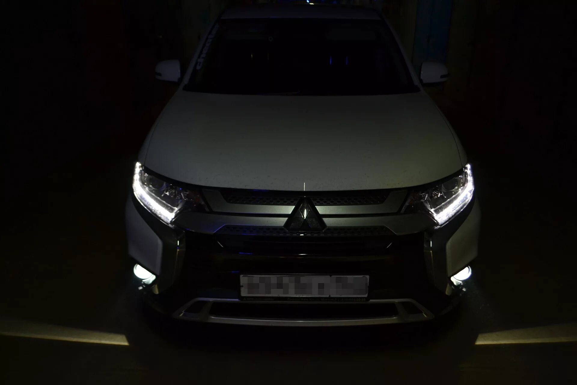 Ксенон митсубиси. Ксенон на Аутлендер 3 2019. Mitsubishi Outlander 3 линзы. Митсубиси Аутлендер 3 би линзы. Outlander 3 линзовые фары.