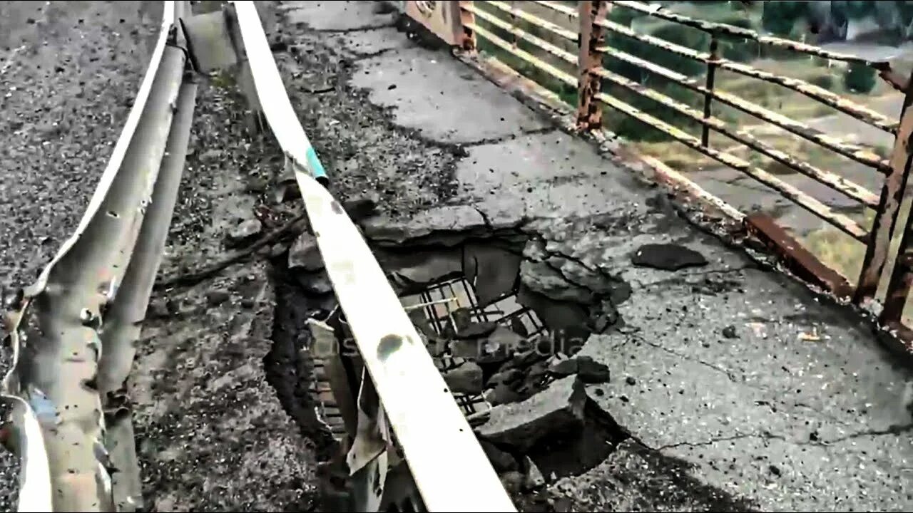 Для разрушения моста достаточно попадания. Антоновский мост херсон сейчас. антоновский мост в херсоне разрушен. повреждения антоновского моста в херсоне. антоновский мост в херсоне уничтожен.