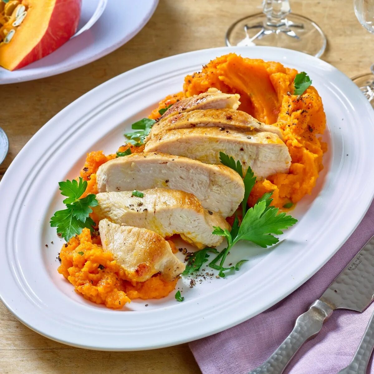 Курица с тыквой на сковороде. Грудки куриные тыквой. Грудки куриные тыквой. Тыква с курицей рецепты. Куриное филе запеченное с тыквой.