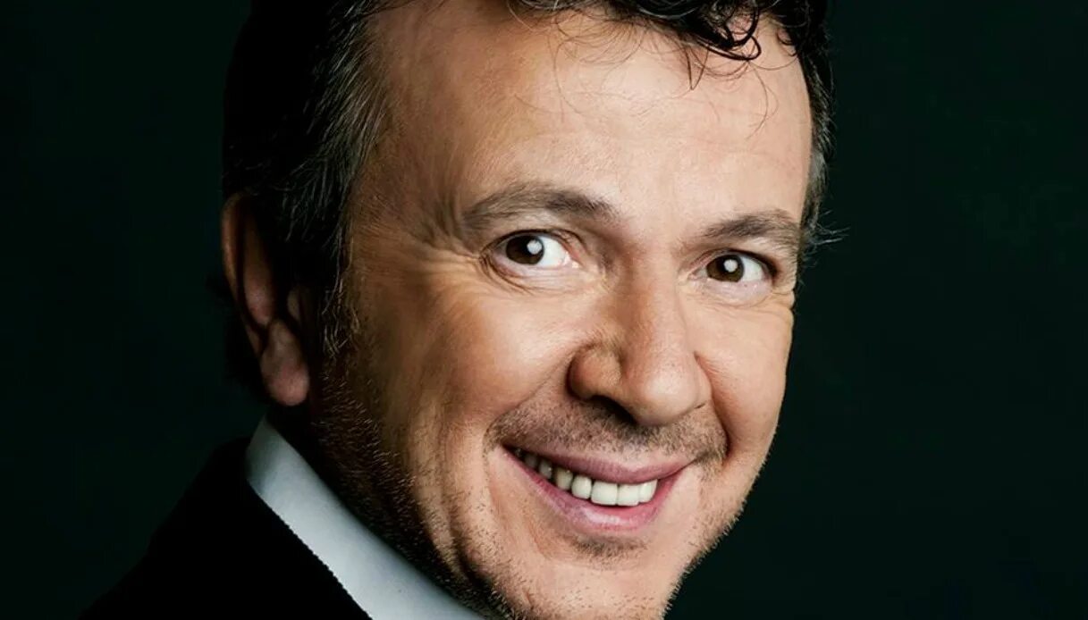 Сколько лет певцу пупа. Enzo ghinazzi пупо. Пупо итальянский певец. Сколько лет певцу пупа. Enzo ghinazzi.