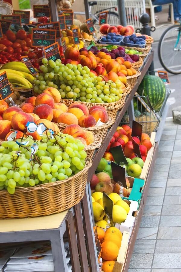 Рынок на английском языке. Рынок Лавка фрукты. Фрукты и овощи на итальянском. Овощной рынок Лавка фруктов. Овощная точка на рынке.