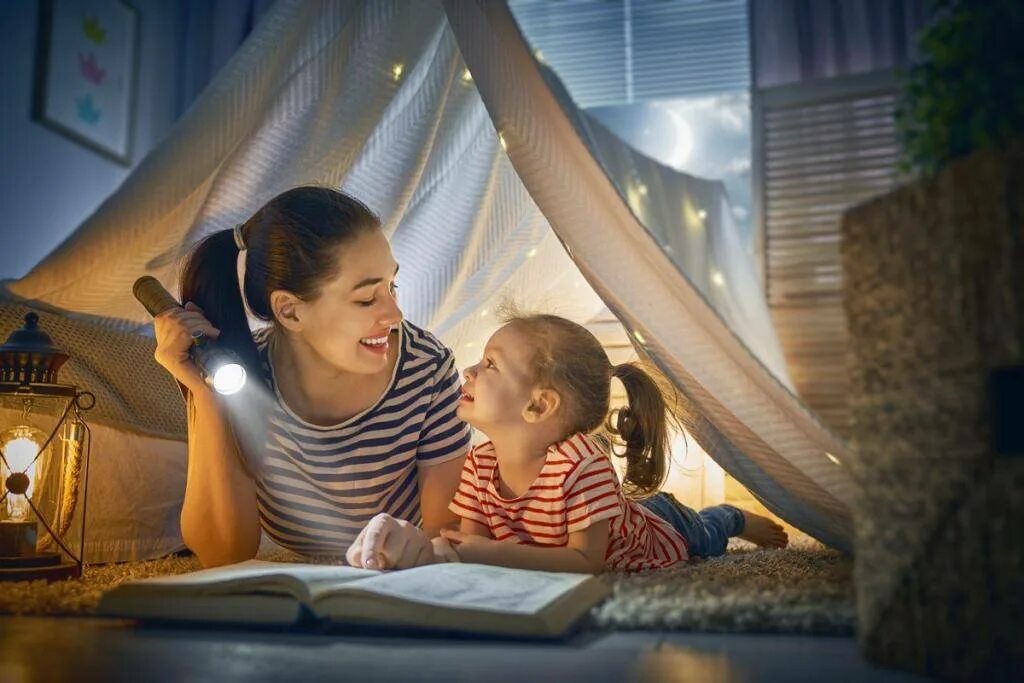 Читать на ночь. Чтение сказок на ночь. Чтение на ночь детям. Чтение перед сном детям. Мама читает сказку ребенку.