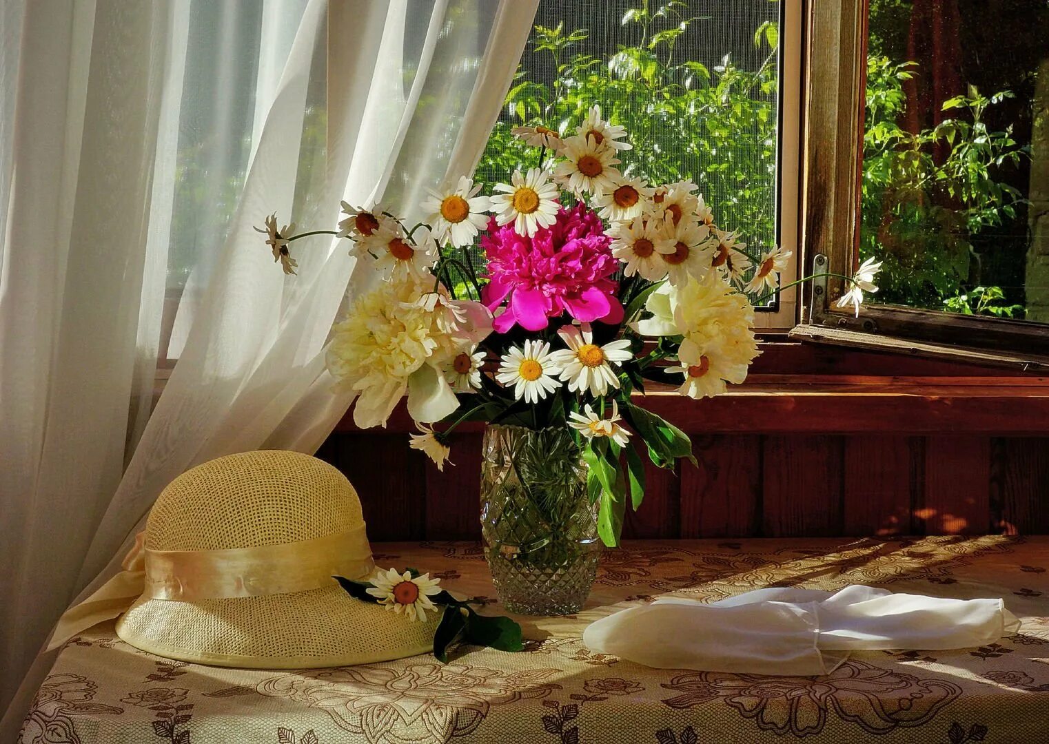 цветы лучше собирать утром или под вечер. поля лаванды. букет полевых цветов. полевые цветы в вазе. букет полевых цветов на окне.