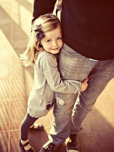Отец и дочь. Маленькая девочка с папой. Папа обнимает дочь. Найди папу и дочку