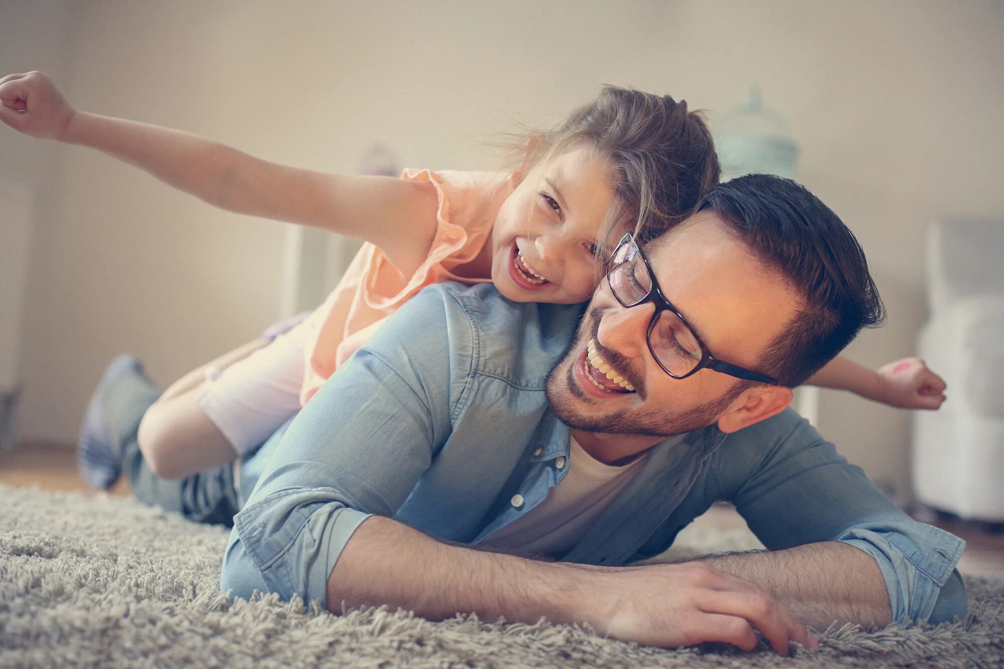 Loves his daughter. Счастливый отец. Папа играет с дочкой. Отец и дочь стоковые изображения. The father.