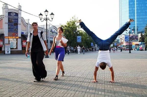 Танцующие люди на улице. Танцы на площади. Танец линди-хоп (lindy hop). Центр города танцы. Современные танцы.