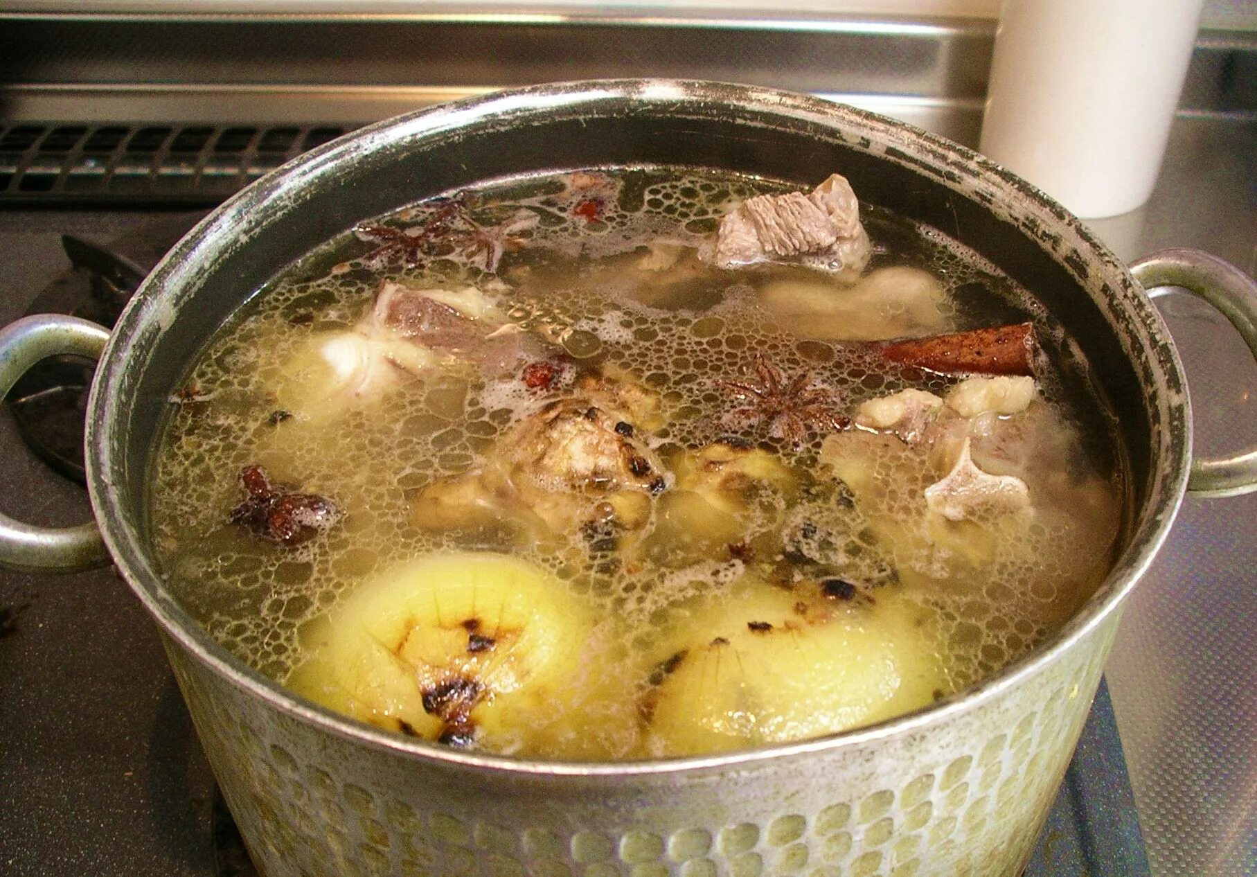 Вкусный говяжий бульон. Мясокостный бульон. мясной бульон в кастрюле. бульон с мясом. костный бульон.
