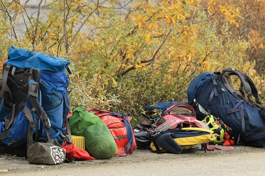 Camping bag. Нужные вещи для похода. Рюкзак для походов на природе. Рюкзаки в спортивном походе. Осенние листья поход рюкзак.