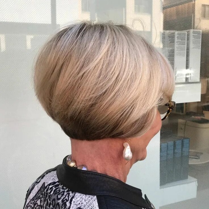 Женские короткие стрижки после 50 затылок Layered Tapered Bronde Pixie Short hair styles, Short hair cuts for women, Chic