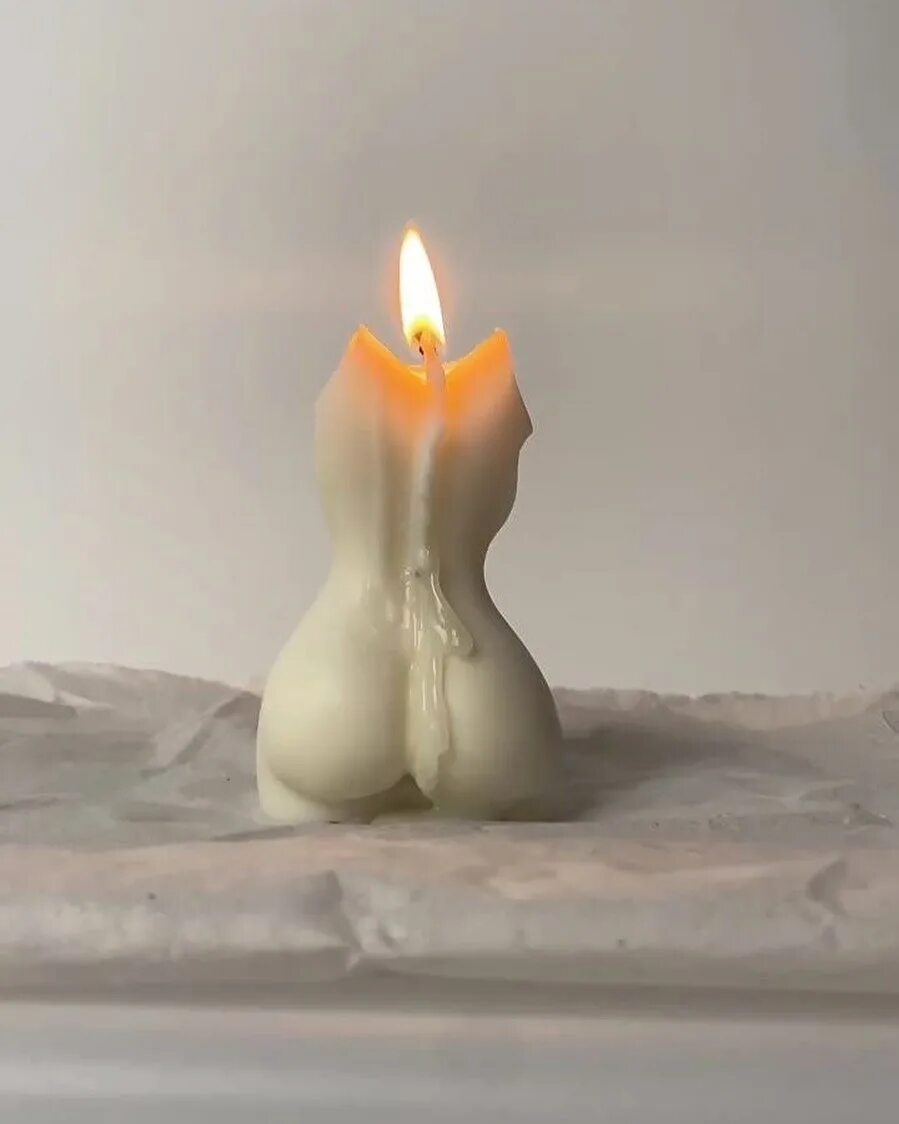 Видео свечка женщинам. Свеча скорби фото. Женщина со свечой в руке. Человек держит свечу в темноте. Красивое горение свечей.