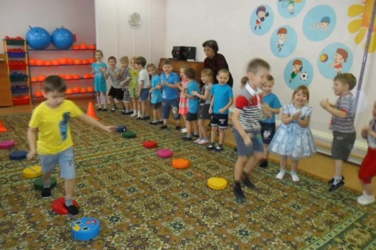 Спортивное развлечение в детском саду. Старшая группа детского сада. Дети в детском саду старшая группа. Эстафеты в детском саду старшая группа.