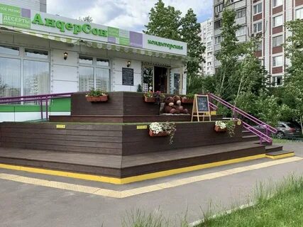 Цветы около метро