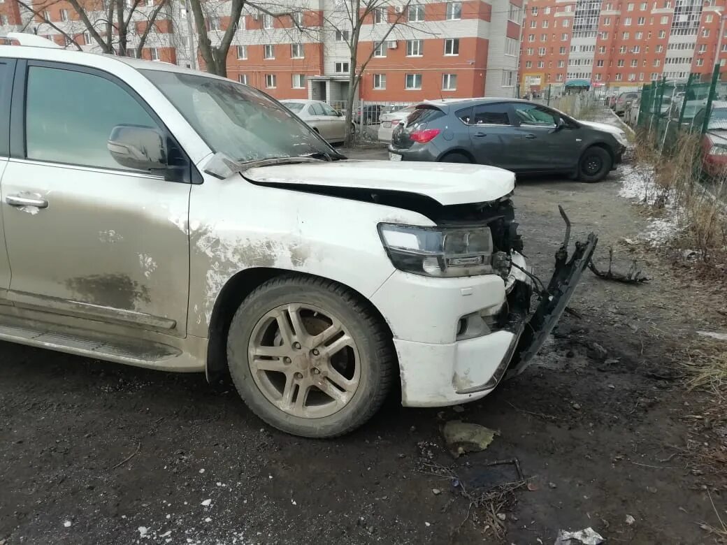 Горит ленд крузер. Авария тойота ленд крузер 200. toyota land cruiser 200 битая в белом кузове. авария ленд крузер 200 белый. ленд крузер 200 тотал разбит.