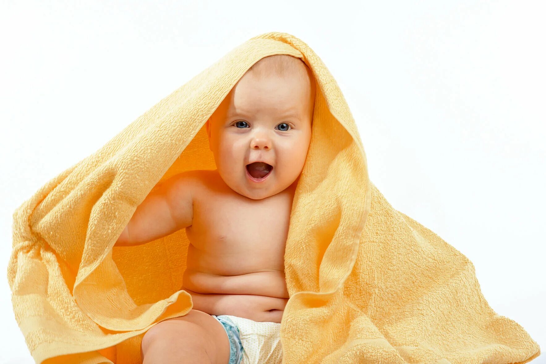 Baby and yellow. Младенец в желтом. Малыш желтый. Младенец в полотенце. Новорожденный в желтом полотенце.