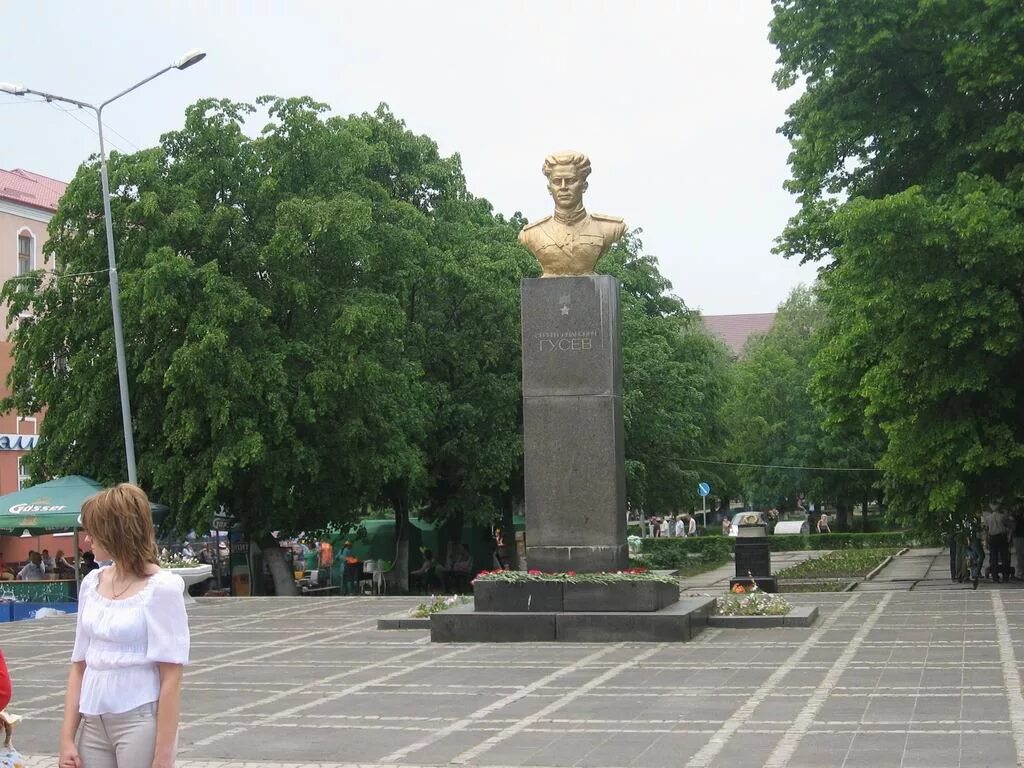 Памятник гусеву. Памятник Гусеву в Гусеве. Калининград памятник капитану Гусеву.