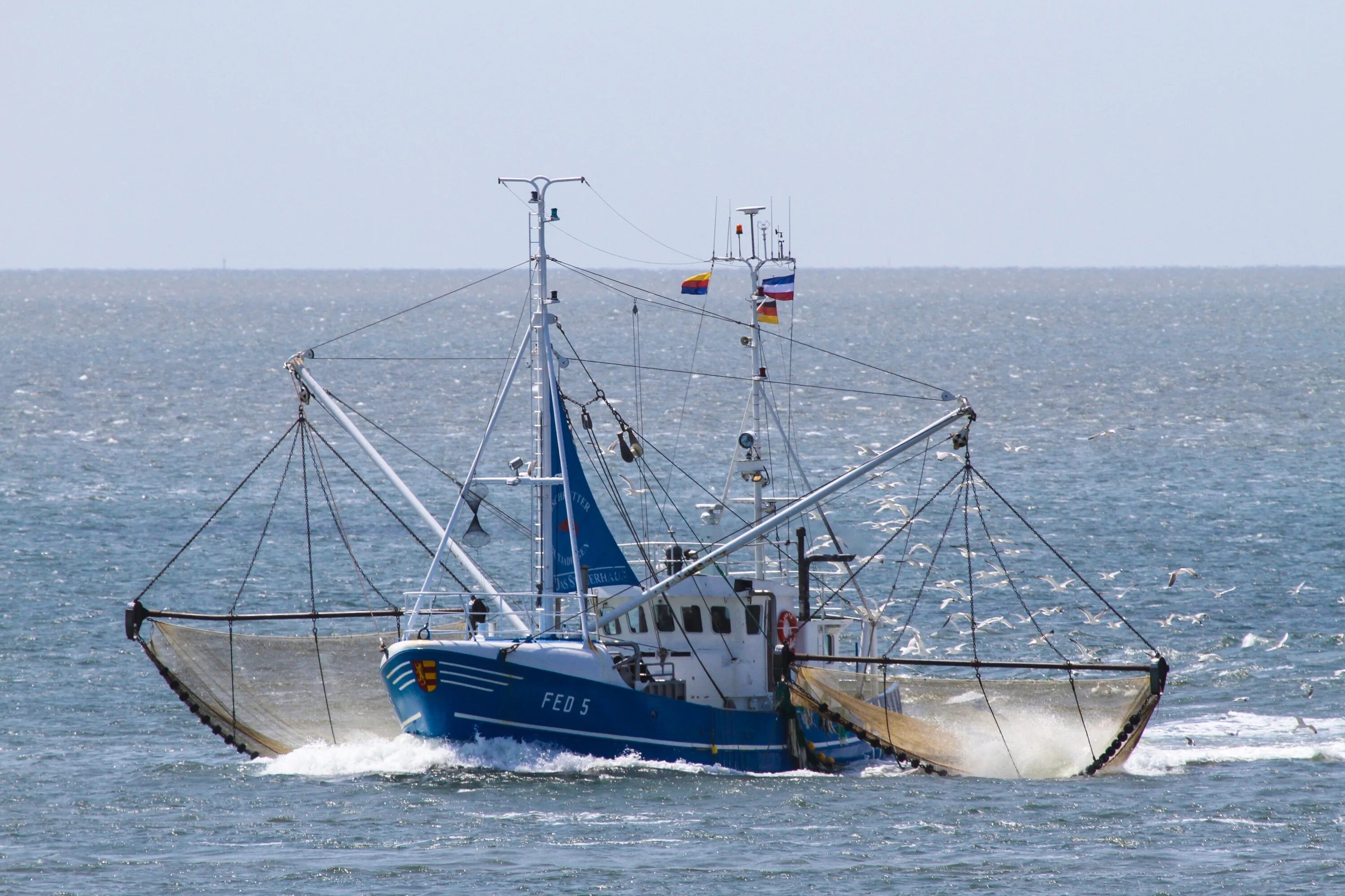 Рыболовное судно отправилось. Рыболовное судно (fishing vessel). рыболовецкое судно траулер. корабль рыболовный траулер. рыболовецкое судно в черном море.