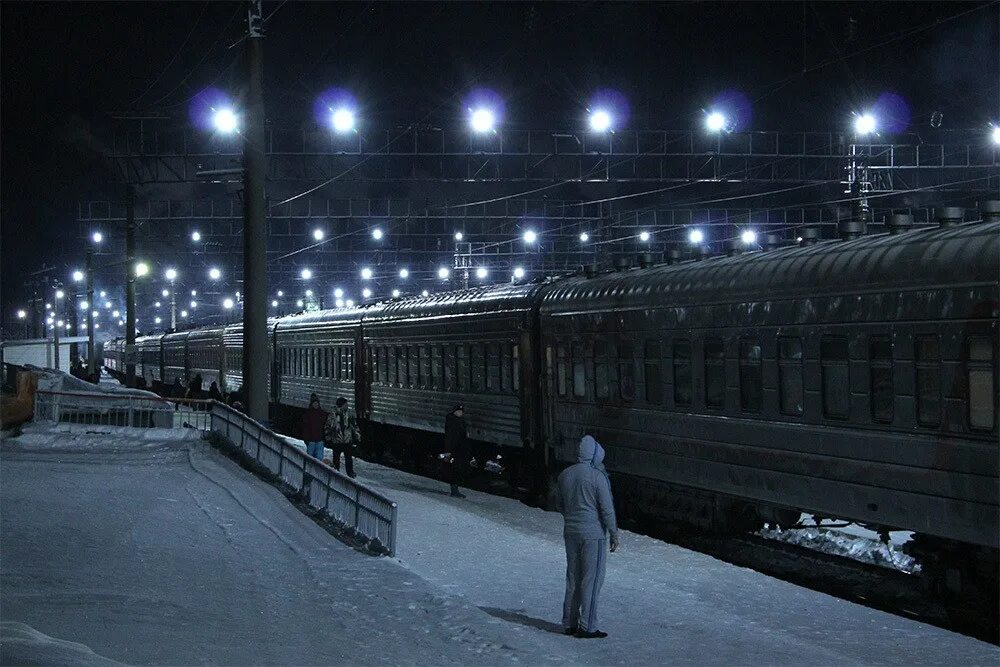 Екатеринбург Железнодорожный перрон. Поезд ночью зимой. Вокзал зимой. Поезд на вокзале.