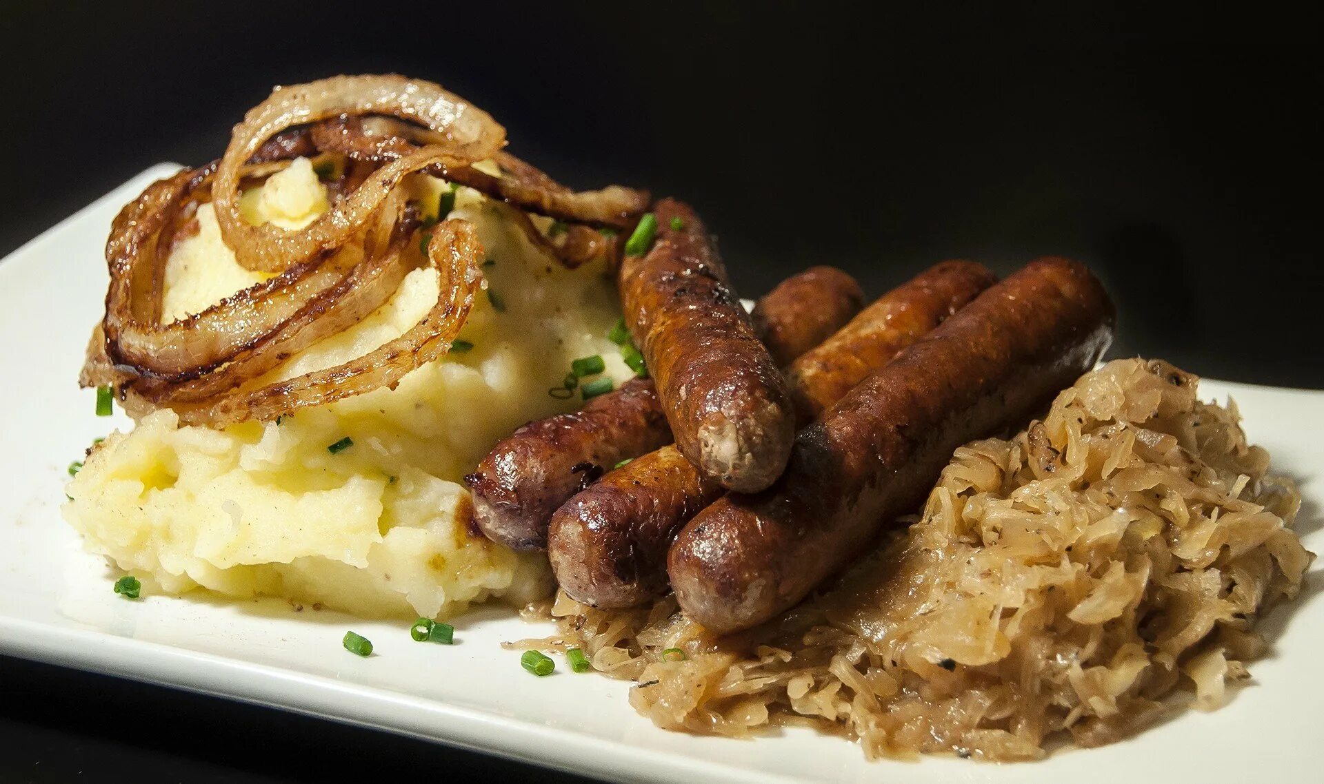 Братвурст (Bratwurst).. Братвурст колбаски. Немецкая колбаса братвурст / Bratwurst.. Национальная еда Германии Баварские колбаски