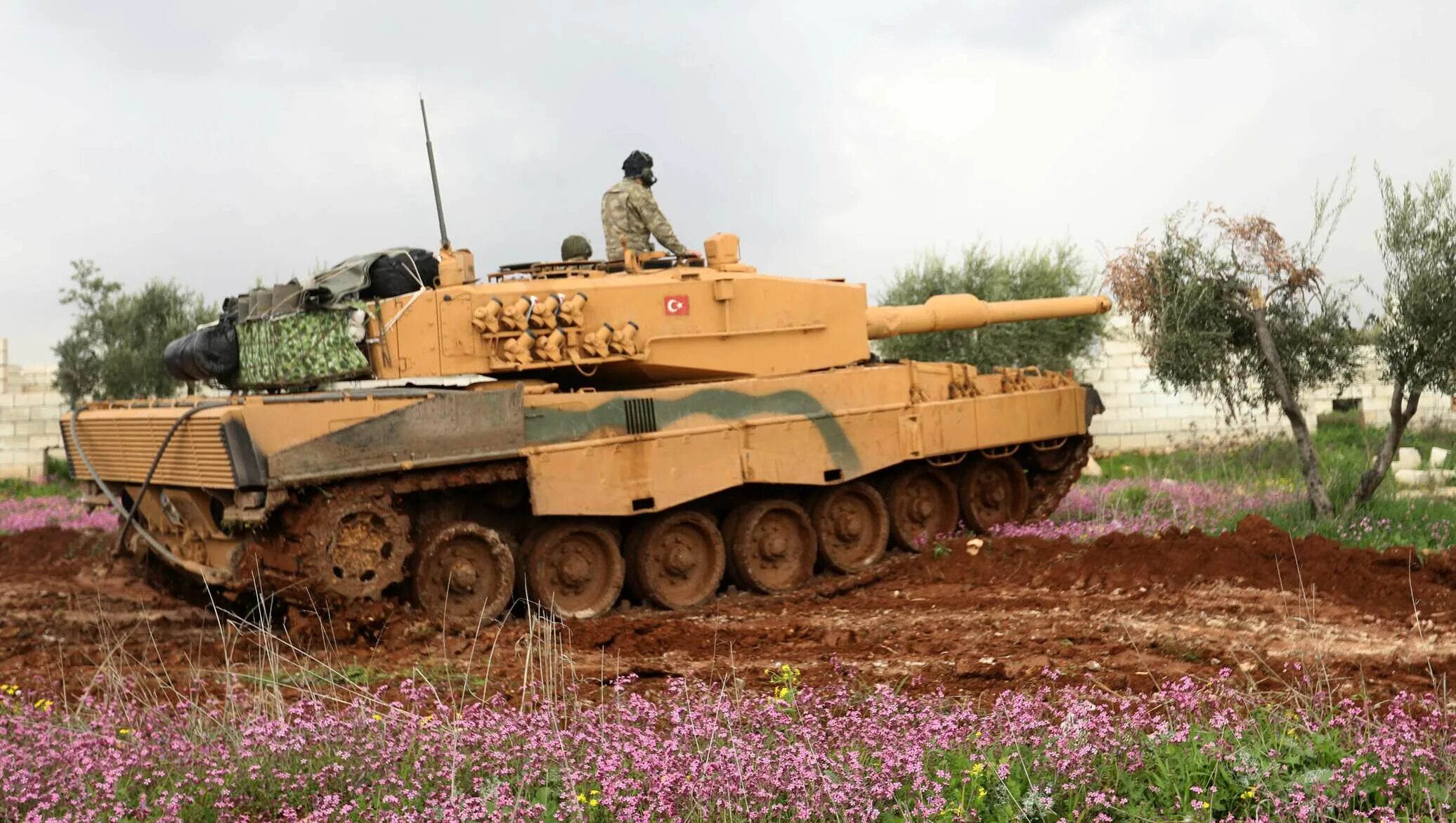 2 2 4 turkey. Турецкий леопард 2а4. M60 турецкий танк. Leopard 2a4. Турецкие "леопард 2а4" подбитый.
